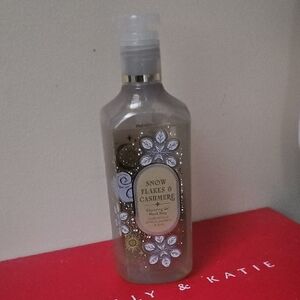Bath And Bodyworks Snowflakes And Cashmere Gel Hand Soap NWT